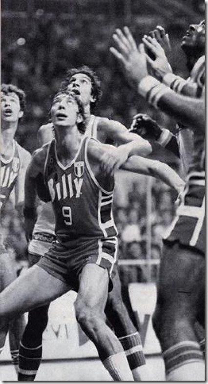 Bel tagliafuori di Ferracini su Bariviera in Billy Milano - Ford Cantù al Palalido nel 1982